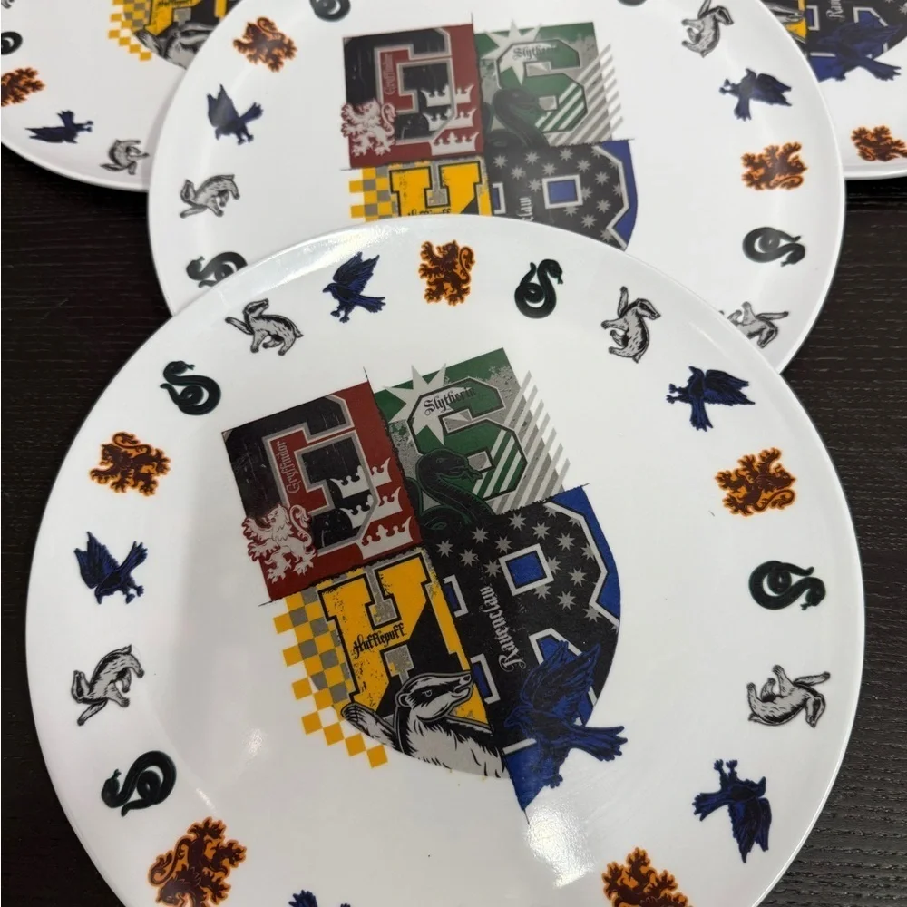 Harry Potter Hogwarts Crest Melamine 10 inch Dining Plates Set of 4